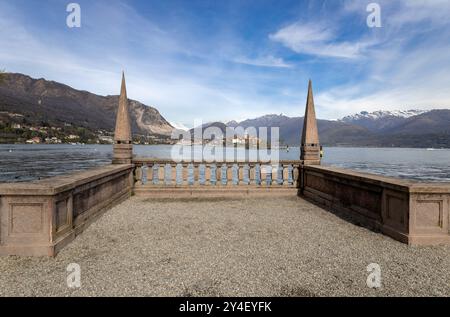 Blick auf die Isola von Pescatori oder Superiore (Fischerinsel) von Isola Bella, Isole Borromee, im Lago Maggiore, Stresa, in der Provinz Verbania, Italien Stockfoto