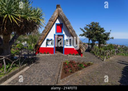 Traditionelle dreieckige Häuser auf Madeira in Santana auf Madeira, Portugal. Stockfoto