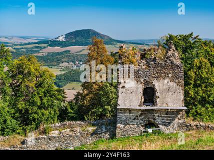 Blick auf das Gebirge Čergov von der Burg Saris, 13. Jahrhundert, in der Nähe von Veľký Šariš und Presov, Westkarpaten, Region Presov, Slowakei Stockfoto