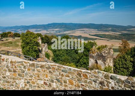 Blick auf das Gebirge Čergov von der Burg Saris, 13. Jahrhundert, in der Nähe von Veľký Šariš und Presov, Westkarpaten, Region Presov, Slowakei Stockfoto