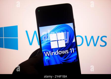 Indien. September 2024. In dieser Abbildung wird ein Windows 11-Logo auf einem Smartphone mit einem Microsoft Windows-Logo im Hintergrund angezeigt. Quelle: SOPA Images Limited/Alamy Live News Stockfoto