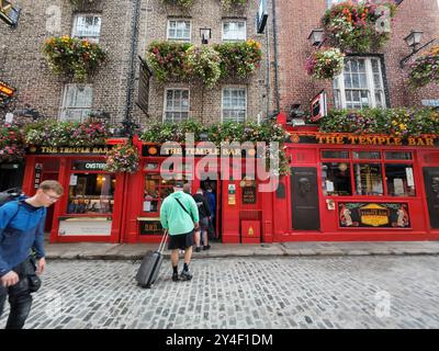 DUBLIN, IRLAND - 26. JULI 2024: Menschen vor dem berühmten alten Pub Temple Bar, Temple Bar District ist ein irisches Kulturviertel und Kern der Stadt Stockfoto