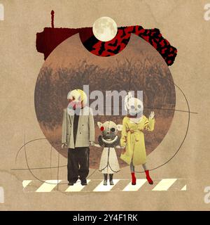 Familie in gruseligen Kleidern und Masken gekleidet, die bei Vollmond stehen. Gruselige Urlaubsstimmung. Zeitgenössische Kunstcollage. Stockfoto