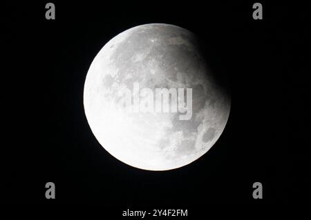 Prag, Tschechische Republik. September 2024. Partielle Mondfinsternis, dargestellt in Prag, Tschechien, am 18. September 2024. Quelle: Roman Vondrous/CTK Photo/Alamy Live News Stockfoto