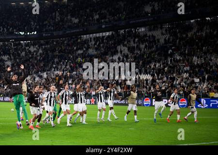 Turin, Italien. 17. September 2024. Die Spieler des FC Juventus feiern den Sieg am Ende des Fußballspiels der UEFA Champions League zwischen Juventus FC und PSV Eindhoven. Nicolò Campo/Alamy Live News Stockfoto