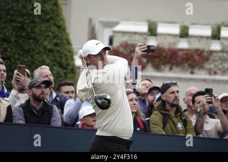 Wentworth Golf Club, Surrey, Großbritannien. September 2024. Rory McIlroy fährt mit dem ersten Abschlag zum Start der BMW:PGA Golf Championship Pro-am 2024 Credit: Motofoto/Alamy Live News Stockfoto