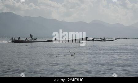 Serene Lake Life of Inle: Ein Einblick in das tägliche Leben der Dorfbewohner von Inle Lake, Myanmar Stockfoto