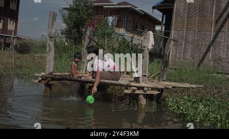 Serene Lake Life of Inle: Ein Einblick in das tägliche Leben der Dorfbewohner von Inle Lake, Myanmar Stockfoto