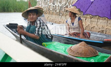 Serene Lake Life of Inle: Ein Einblick in das tägliche Leben der Dorfbewohner von Inle Lake, Myanmar Stockfoto