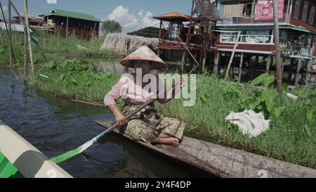 Serene Lake Life of Inle: Ein Einblick in das tägliche Leben der Dorfbewohner von Inle Lake, Myanmar Stockfoto