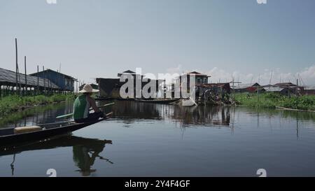 Serene Lake Life of Inle: Ein Einblick in das tägliche Leben der Dorfbewohner von Inle Lake, Myanmar Stockfoto