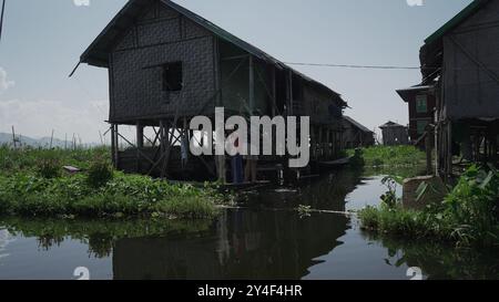 Serene Lake Life of Inle: Ein Einblick in das tägliche Leben der Dorfbewohner von Inle Lake, Myanmar Stockfoto