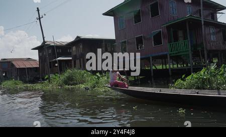 Serene Lake Life of Inle: Ein Einblick in das tägliche Leben der Dorfbewohner von Inle Lake, Myanmar Stockfoto