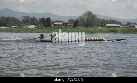 Serene Lake Life of Inle: Ein Einblick in das tägliche Leben der Dorfbewohner von Inle Lake, Myanmar Stockfoto