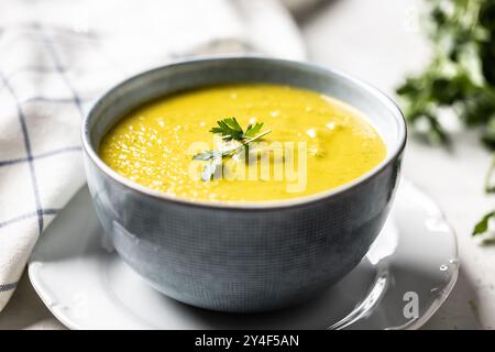 Gesunde cremige Gemüsesuppe in einer blauen Schüssel. Stockfoto