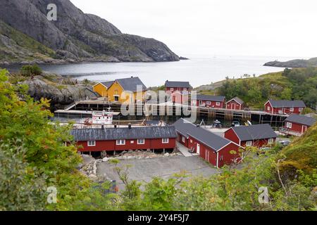 Typische Rourbuer Fischerhütten im Dorf Lofoten Nusfjord an einem regnerischen Tag, im Sommer. Traditionelles norwegisches rotes Holzhaus Stockfoto