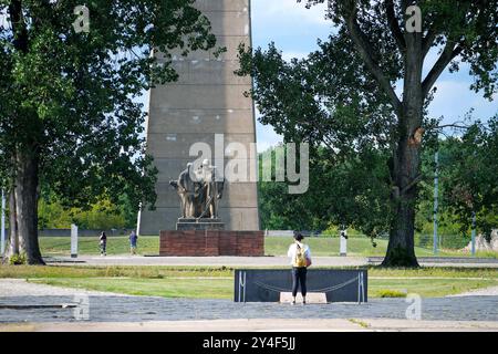 Konzentrationslager Sachsenhausen in Oranienburg bei Berlin Konzentrationslager Sachsenhausen im Sommer, - Eingangstor zum Häftlingslager Sachsenhausen mit der Parole, Arbeit macht frei, unter dem Turm A - Zaunanlage mit Stacheldraht und Sicherungszaun - Sonderbau B - Pathologie - Lagerstraße - Apellplatz - Obelisk der ehemaligen Nationalen Mahn- und Gedenkstätte Sachsenhausen in der ehemaligen DDR Oranienburg Brandenburg Deutschland *** Sachsenhausen in der Sommergefangenenhausen in der Nähe des Konzentrationslager Sachsenhausen in Sachsenhausen in der Nähe des Konzentrationslager Sachsenhausen Stockfoto