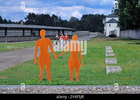 Konzentrationslager Sachsenhausen in Oranienburg bei Berlin Konzentrationslager Sachsenhausen im Sommer, - Eingangstor zum Häftlingslager Sachsenhausen mit der Parole, Arbeit macht frei, unter dem Turm A - Zaunanlage mit Stacheldraht und Sicherungszaun - Sonderbau B - Pathologie - Lagerstraße - Apellplatz - Obelisk der ehemaligen Nationalen Mahn- und Gedenkstätte Sachsenhausen in der ehemaligen DDR Oranienburg Brandenburg Deutschland *** Sachsenhausen in der Sommergefangenenhausen in der Nähe des Konzentrationslager Sachsenhausen in Sachsenhausen in der Nähe des Konzentrationslager Sachsenhausen Stockfoto