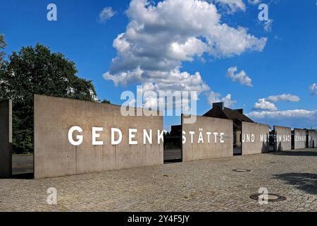 Konzentrationslager Sachsenhausen in Oranienburg bei Berlin Konzentrationslager Sachsenhausen im Sommer, - Eingangstor zum Häftlingslager Sachsenhausen mit der Parole, Arbeit macht frei, unter dem Turm A - Zaunanlage mit Stacheldraht und Sicherungszaun - Sonderbau B - Pathologie - Lagerstraße - Apellplatz - Obelisk der ehemaligen Nationalen Mahn- und Gedenkstätte Sachsenhausen in der ehemaligen DDR Oranienburg Brandenburg Deutschland *** Sachsenhausen in der Sommergefangenenhausen in der Nähe des Konzentrationslager Sachsenhausen in Sachsenhausen in der Nähe des Konzentrationslager Sachsenhausen Stockfoto