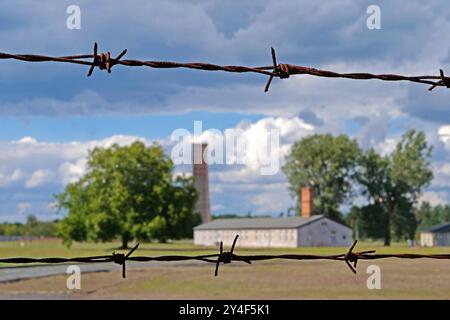 Konzentrationslager Sachsenhausen in Oranienburg bei Berlin Konzentrationslager Sachsenhausen im Sommer, - Eingangstor zum Häftlingslager Sachsenhausen mit der Parole, Arbeit macht frei, unter dem Turm A - Zaunanlage mit Stacheldraht und Sicherungszaun - Sonderbau B - Pathologie - Lagerstraße - Apellplatz - Obelisk der ehemaligen Nationalen Mahn- und Gedenkstätte Sachsenhausen in der ehemaligen DDR Oranienburg Brandenburg Deutschland *** Sachsenhausen in der Sommergefangenenhausen in der Nähe des Konzentrationslager Sachsenhausen in Sachsenhausen in der Nähe des Konzentrationslager Sachsenhausen Stockfoto