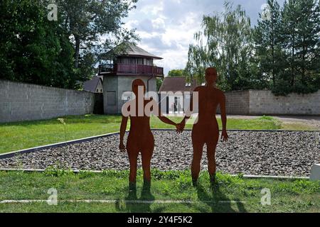 Konzentrationslager Sachsenhausen in Oranienburg bei Berlin Konzentrationslager Sachsenhausen im Sommer, - Eingangstor zum Häftlingslager Sachsenhausen mit der Parole, Arbeit macht frei, unter dem Turm A - Zaunanlage mit Stacheldraht und Sicherungszaun - Sonderbau B - Pathologie - Lagerstraße - Apellplatz - Obelisk der ehemaligen Nationalen Mahn- und Gedenkstätte Sachsenhausen in der ehemaligen DDR Oranienburg Brandenburg Deutschland *** Sachsenhausen in der Sommergefangenenhausen in der Nähe des Konzentrationslager Sachsenhausen in Sachsenhausen in der Nähe des Konzentrationslager Sachsenhausen Stockfoto