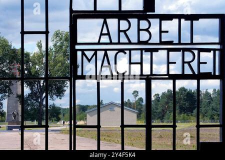 Konzentrationslager Sachsenhausen in Oranienburg bei Berlin Konzentrationslager Sachsenhausen im Sommer, - Eingangstor zum Häftlingslager Sachsenhausen mit der Parole, Arbeit macht frei, unter dem Turm A - Zaunanlage mit Stacheldraht und Sicherungszaun - Sonderbau B - Pathologie - Lagerstraße - Apellplatz - Obelisk der ehemaligen Nationalen Mahn- und Gedenkstätte Sachsenhausen in der ehemaligen DDR Oranienburg Brandenburg Deutschland *** Sachsenhausen in der Sommergefangenenhausen in der Nähe des Konzentrationslager Sachsenhausen in Sachsenhausen in der Nähe des Konzentrationslager Sachsenhausen Stockfoto