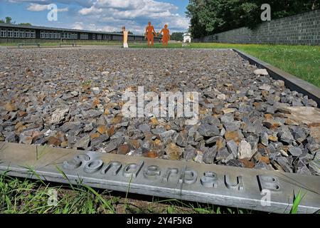 Konzentrationslager Sachsenhausen in Oranienburg bei Berlin Konzentrationslager Sachsenhausen im Sommer, - Eingangstor zum Häftlingslager Sachsenhausen mit der Parole, Arbeit macht frei, unter dem Turm A - Zaunanlage mit Stacheldraht und Sicherungszaun - Sonderbau B - Pathologie - Lagerstraße - Apellplatz - Obelisk der ehemaligen Nationalen Mahn- und Gedenkstätte Sachsenhausen in der ehemaligen DDR Oranienburg Brandenburg Deutschland *** Sachsenhausen in der Sommergefangenenhausen in der Nähe des Konzentrationslager Sachsenhausen in Sachsenhausen in der Nähe des Konzentrationslager Sachsenhausen Stockfoto