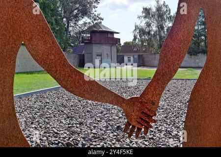 Konzentrationslager Sachsenhausen in Oranienburg bei Berlin Konzentrationslager Sachsenhausen im Sommer, - Eingangstor zum Häftlingslager Sachsenhausen mit der Parole, Arbeit macht frei, unter dem Turm A - Zaunanlage mit Stacheldraht und Sicherungszaun - Sonderbau B - Pathologie - Lagerstraße - Apellplatz - Obelisk der ehemaligen Nationalen Mahn- und Gedenkstätte Sachsenhausen in der ehemaligen DDR Oranienburg Brandenburg Deutschland *** Sachsenhausen in der Sommergefangenenhausen in der Nähe des Konzentrationslager Sachsenhausen in Sachsenhausen in der Nähe des Konzentrationslager Sachsenhausen Stockfoto