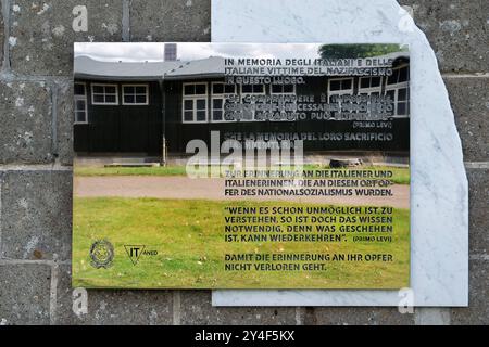 Konzentrationslager Sachsenhausen in Oranienburg bei Berlin Konzentrationslager Sachsenhausen im Sommer, - Eingangstor zum Häftlingslager Sachsenhausen mit der Parole, Arbeit macht frei, unter dem Turm A - Zaunanlage mit Stacheldraht und Sicherungszaun - Sonderbau B - Pathologie - Lagerstraße - Apellplatz - Obelisk der ehemaligen Nationalen Mahn- und Gedenkstätte Sachsenhausen in der ehemaligen DDR - Gedenktafel Stockfoto