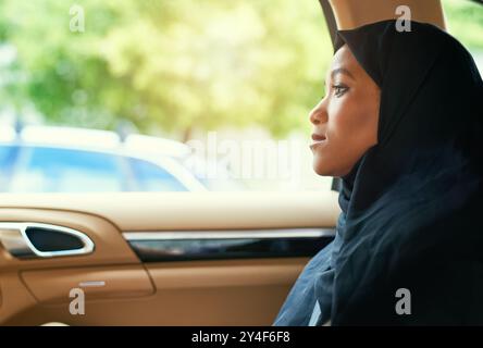 Muslimische Frau, Auto und Rücksitz am Fenster mit Hijab, Reflexion und Reise zur Versammlung für Friedensgespräche. Person, Botschafter und Fahrt für Stockfoto