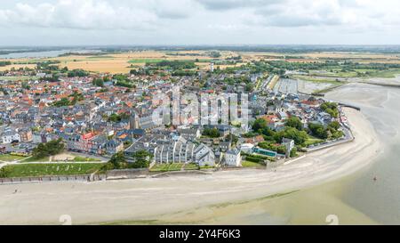 Le Crotoy (Nordfrankreich): Aus der Vogelperspektive auf das Dorf und die Küste bei Ebbe in der Bucht von Somme Stockfoto