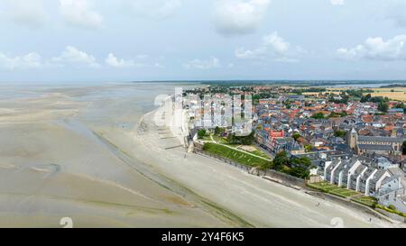 Le Crotoy (Nordfrankreich): Aus der Vogelperspektive auf das Dorf und die Küste bei Ebbe in der Bucht von Somme Stockfoto