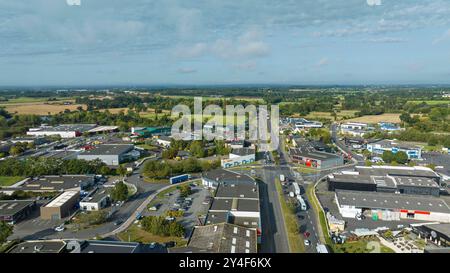 Rennes (Bretagne, Nordwestfrankreich): Luftaufnahme des Industriegebiets „ZI Ouest - Route de Lorient“ Stockfoto