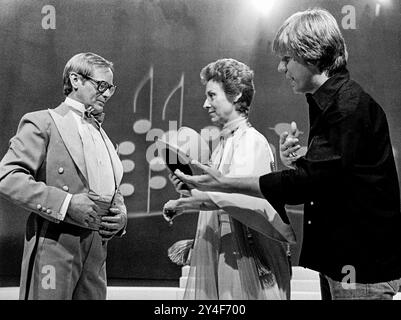 Catarina Valente italienisch-französisch-deutsche Sängerin in Schweden, um gemeinsam mit dem schwedischen Künstler Jan Malmsjö und Håkan Hagegård Fernsehaufnahmen zu machen Stockfoto