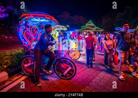 Der niederländische Platz (Roter Platz) von Melaka befindet sich in Bandar Hilir und ist das berühmteste Wahrzeichen. Stockfoto