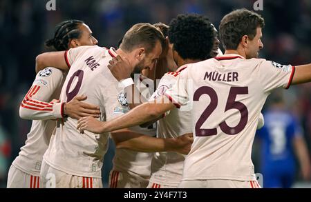 TOR zum 6: 2 Elfmeter, Strafstoss Harry Kane FC Bayern München FCB (09) Torjubel Gestik Geste Thomas Müller FC Bayern München FCB (25) Leroy Sane FC Bayern München FCB (10) Serge Gnabry FC Bayern München FCB (07) FC Bayern München FCB vs GNK Dinamo Zagreb Spieltag 1 17.09.2024 DFL-VORSCHRIFTEN VERBIETEN JEDE VERWENDUNG VON FOTOGRAFIEN ALS BILDSEQUENZEN UND/ODER QUASI-VIDEO Stockfoto