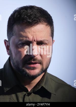 Spanien, Granada: 3. Gipfel der Europäischen Politischen Gemeinschaft am 5. Oktober 2023. Wolodymyr Zelenskyj, Präsident der Ukraine, spricht vor den Medien. Die Führungskraft Stockfoto