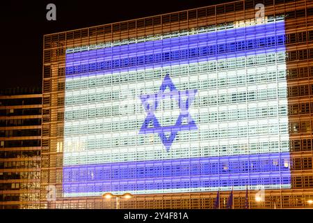 Belgien, Brüssel: Hamas Angriff auf Israel. Die israelische Flagge wurde am 8. Oktober 2023 auf das Hauptquartier der Europäischen Kommission projiziert. Die Staaten des Euro Stockfoto