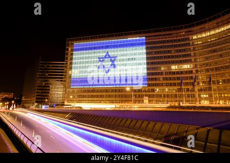 Belgien, Brüssel: Hamas Angriff auf Israel. Die israelische Flagge wurde am 8. Oktober 2023 auf das Hauptquartier der Europäischen Kommission projiziert. Die Staaten des Euro Stockfoto