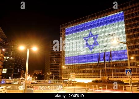 Belgien, Brüssel: Hamas Angriff auf Israel. Die israelische Flagge wurde am 8. Oktober 2023 auf das Hauptquartier der Europäischen Kommission projiziert. Die Staaten des Euro Stockfoto