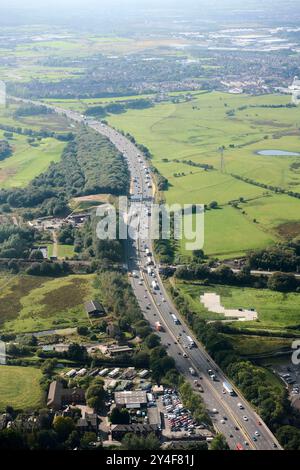 Eine Drohnenaufnahme der Autobahn M62 nördlich von Manchester, die den Ersatz der Castleton Rail Bridge im Nordwesten Englands zeigt Stockfoto