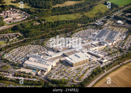 Eine Drohnenaufnahme des White Rose Shopping Centre, das kürzlich eine Kinoerweiterung in Leeds, West Yorkshire, Nordengland, Großbritannien zeigt Stockfoto