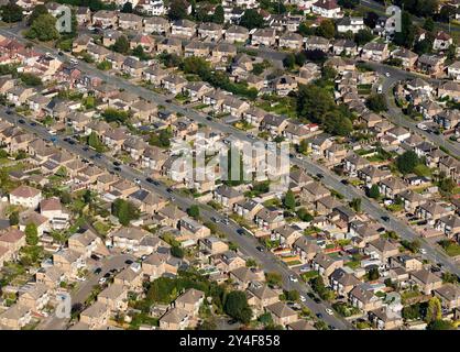 Ein Drohnenfoto von Doppelhaushältern, Carr Manor Anwesen, Meanwood, North Leeds, West Yorkshire, UK Stockfoto