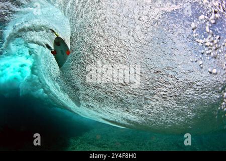 Französisch-Polynesien, Tahiti, Surfplatz in Teahupo'o: Welle und Surfbrett von unten gesehen Teahupoo'o ist für den Surfwettbewerb geplant Stockfoto