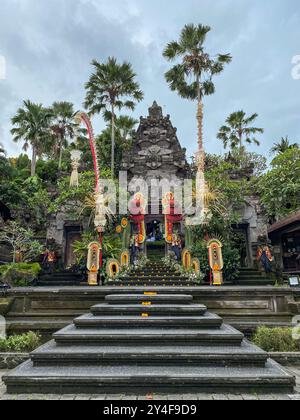 Haupteingang des Kunstmuseums Puri Lukisan in Ubud, Bali, Indonesien, dekoriert mit traditionellen gebogenen Bambusstangen Penjor. Stockfoto