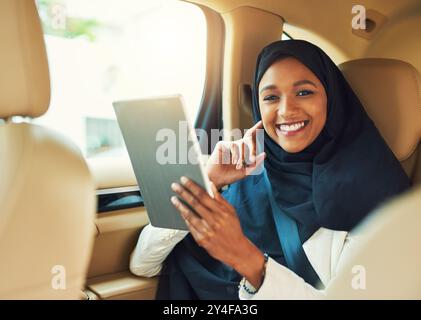 Auto, Geschäft und Porträt einer muslimischen Frau auf Tablet im Fahrzeug für Pendler, Reise und Fahrt. Transport, Reisen und Person für digitale Technologie Stockfoto