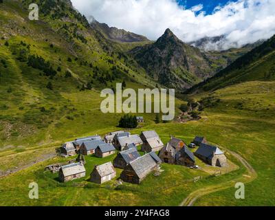 Aus der Vogelperspektive der Moudang Scheunen, zwischen Saint-Lary-Soulan und der spanischen Grenze, im Moundang-Tal, Oberes Tal von Aure. Gelegen in einem Altit Stockfoto