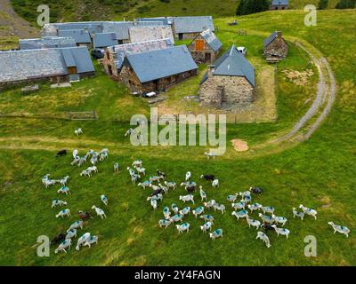 Aus der Vogelperspektive der Moudang Scheunen, zwischen Saint-Lary-Soulan und der spanischen Grenze, im Moundang-Tal, Oberes Tal von Aure. Gelegen in einem Altit Stockfoto