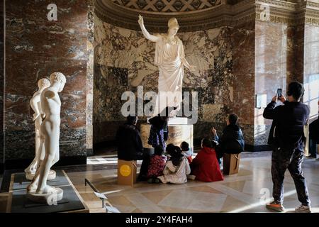 Paris (Frankreich): Touristen in der Halle des Louvre-Museums unter der Struktur der Großen Pyramide. Hier, eine Gruppe von Touristen und ein Reiseleiter vor Ihnen Stockfoto