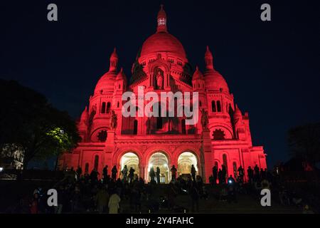 Paris, Montmartre (Frankreich): Die Basilika Sacré-Cœur leuchtet blutrot auf, um die Verfolgung von Christen anzuprangern. Am 22. November 2023 gab es mehrere Iconi Stockfoto